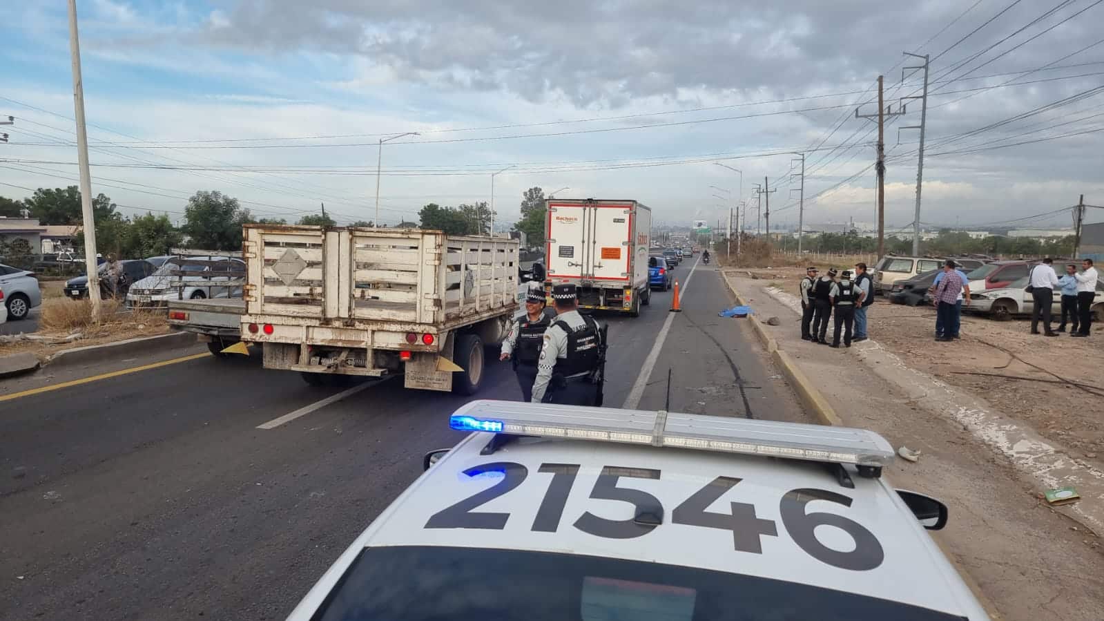 carretera y persona sin vida 