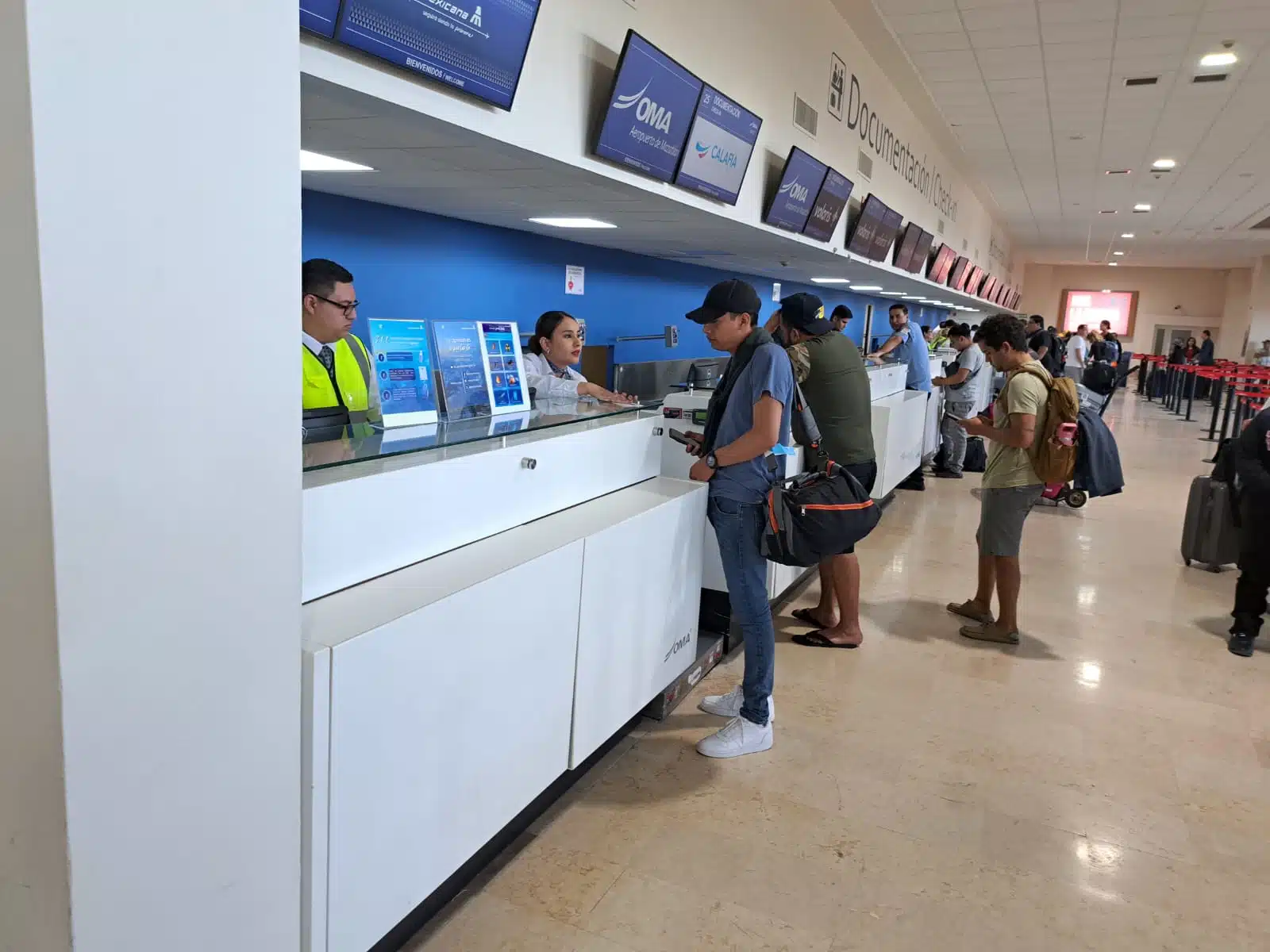 Personas en aeropuerto de Mazatlán
