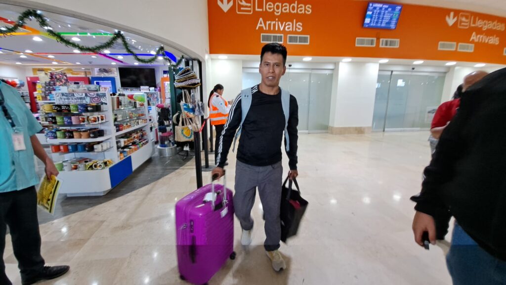 Persona con maleta en Mazatlán