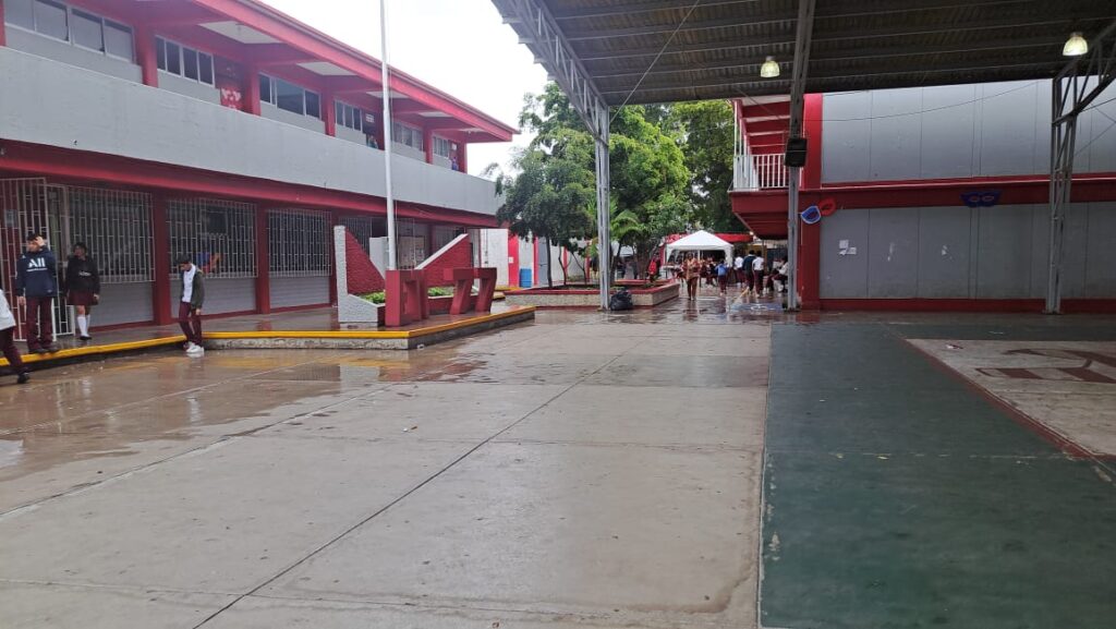 Entrada de Escuela Secundaria Técnica 77