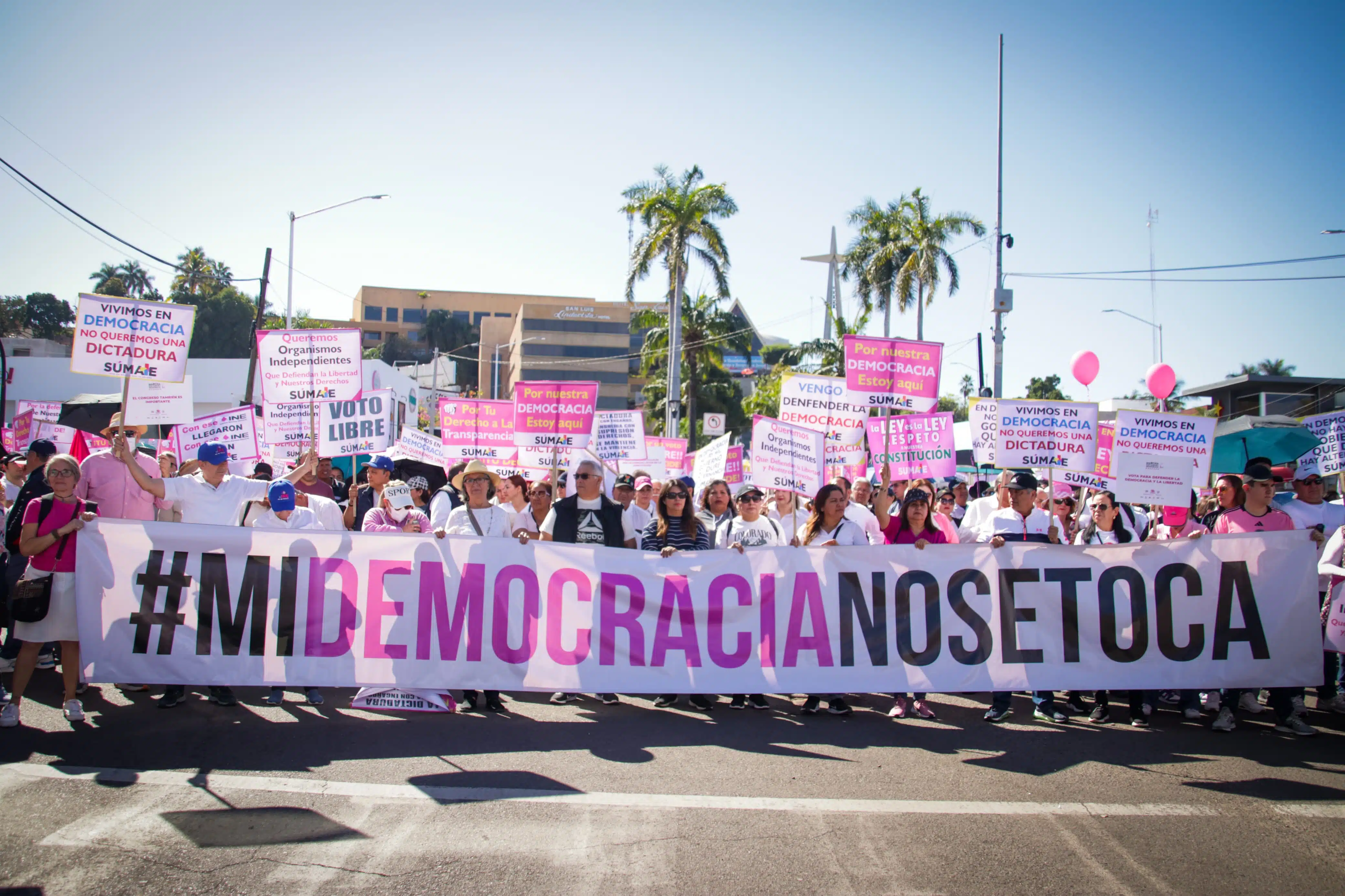 Personas en marcha de Culiacán