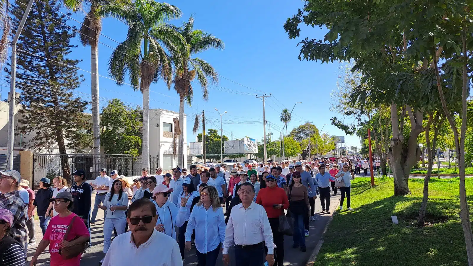 Ciudadanos marchando en Los Mochis