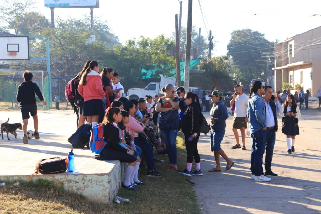 Alumnos sin clases en Mazatlán