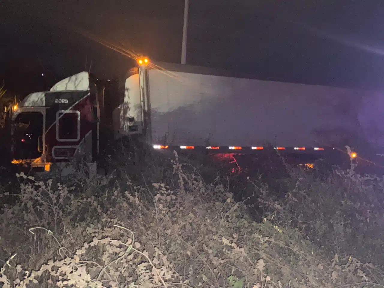 Tráiler en accidente en Guasave