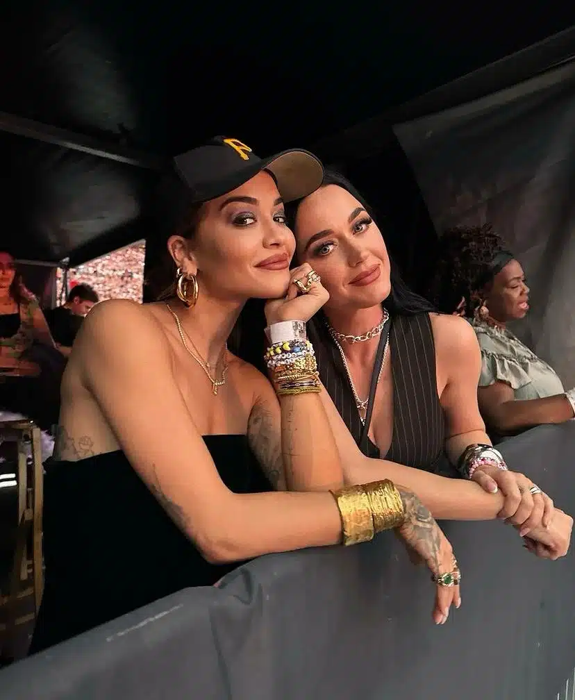 Rita Ora junto a Katy Perry disfrutando del espectáculo. 