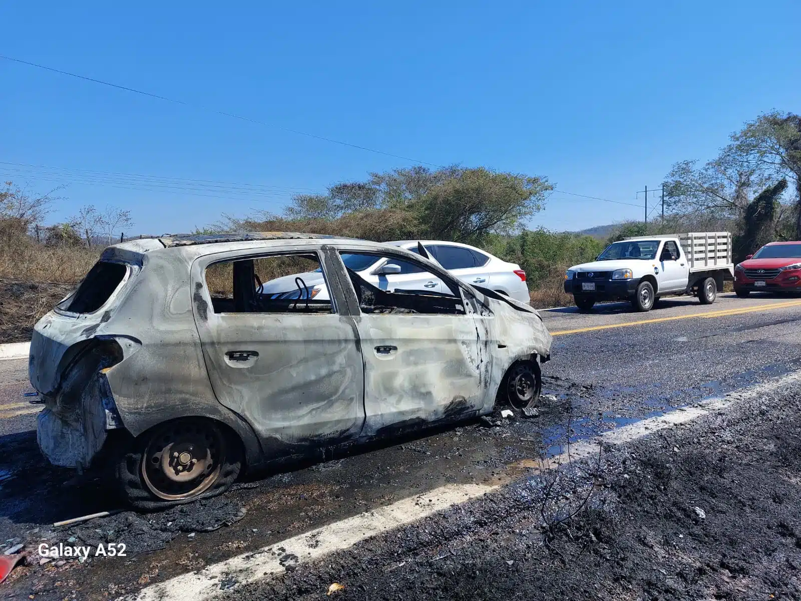 Carro incendiado en Mazatlán