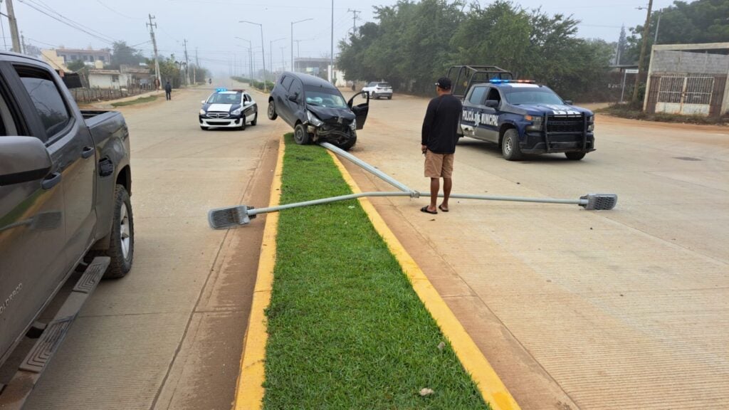 Auto impactado contra poste de lámpara