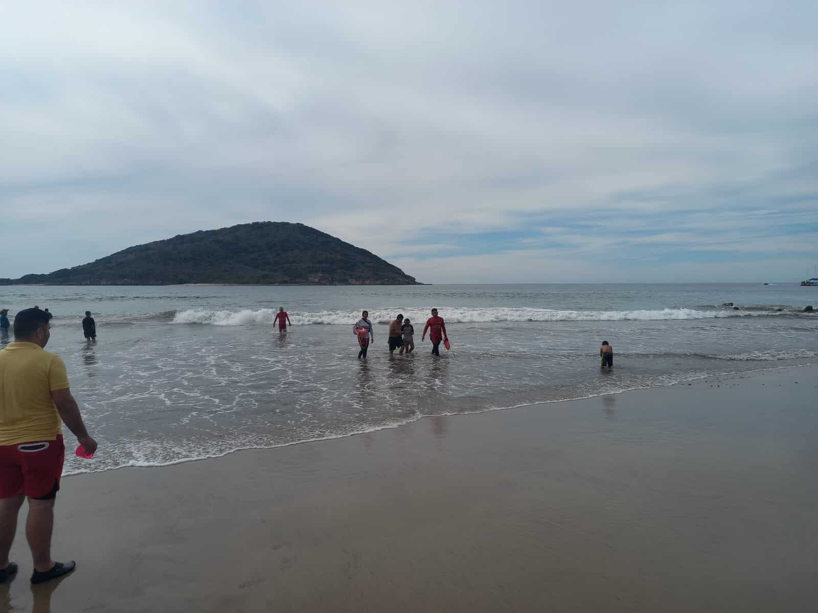Personas bañándose en playa 