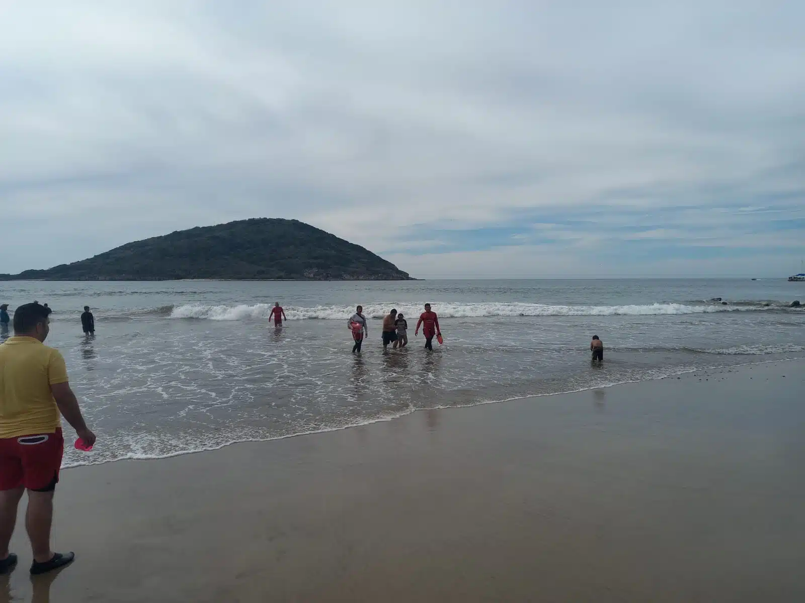 Personas bañándose en playa 