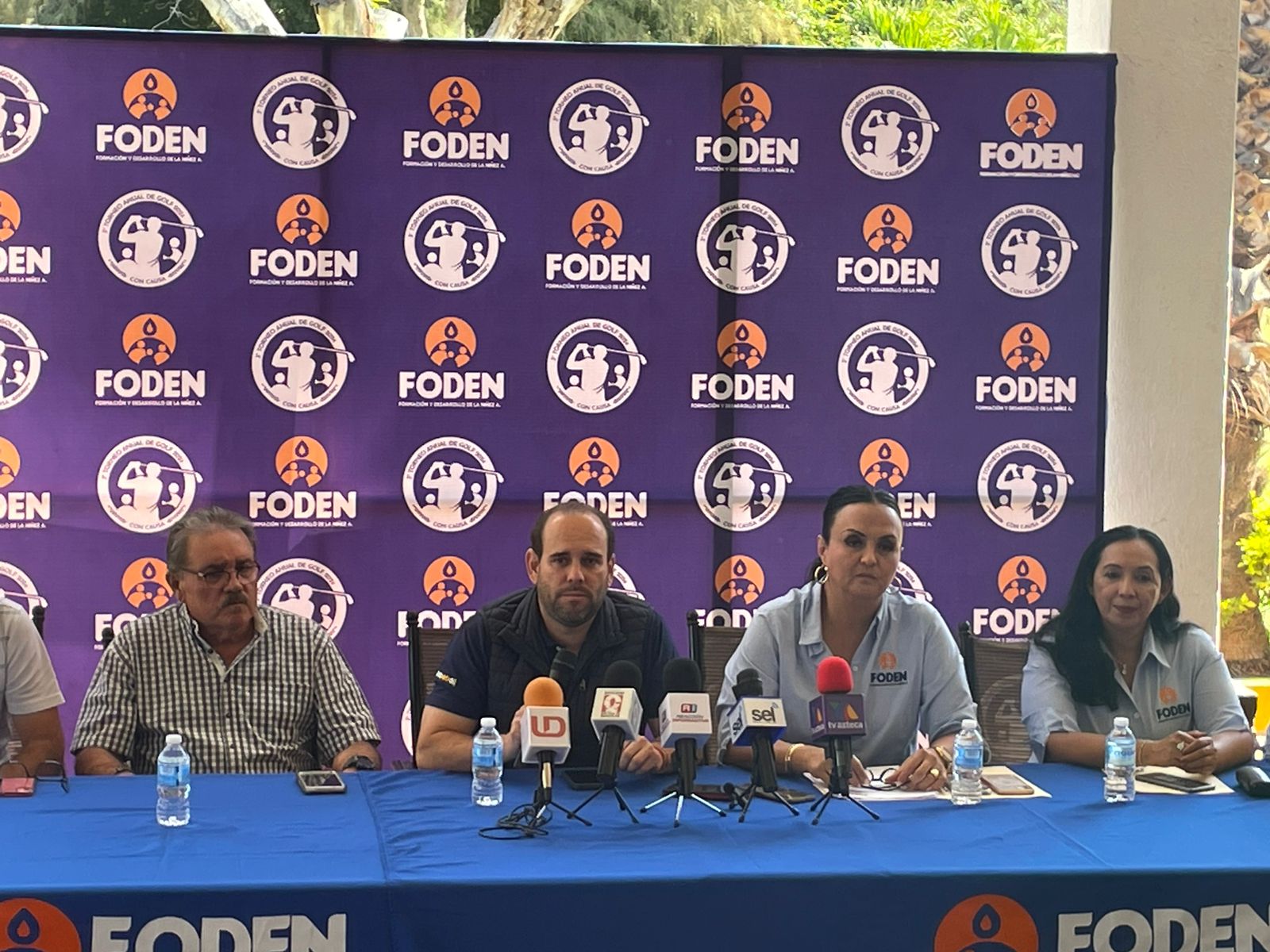 Personas en rueda de prensa sobre Golf