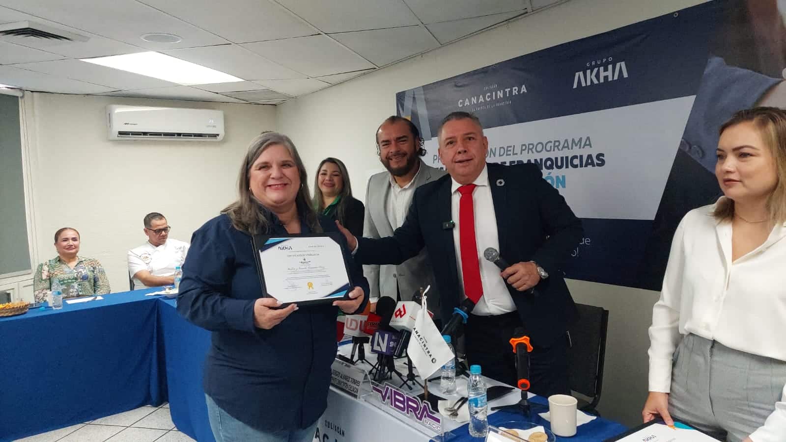 Inversionistas en rueda de prensa