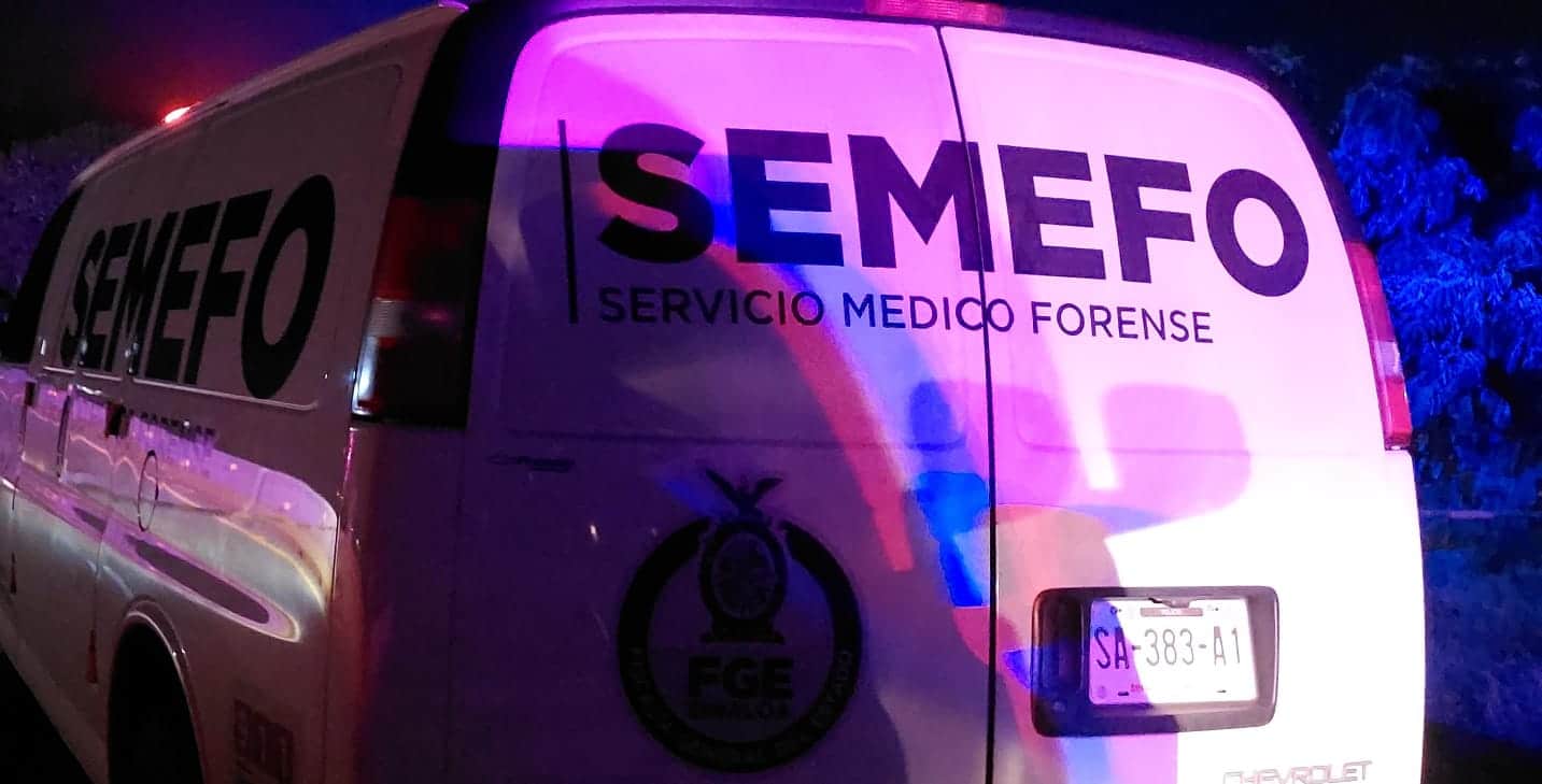Camioneta del Servicio Médico Forense