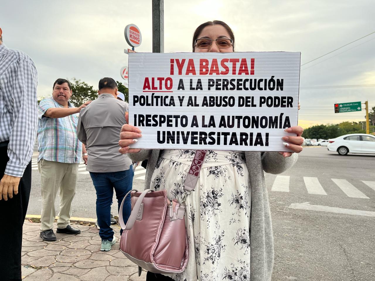 PErsona con pancarta 