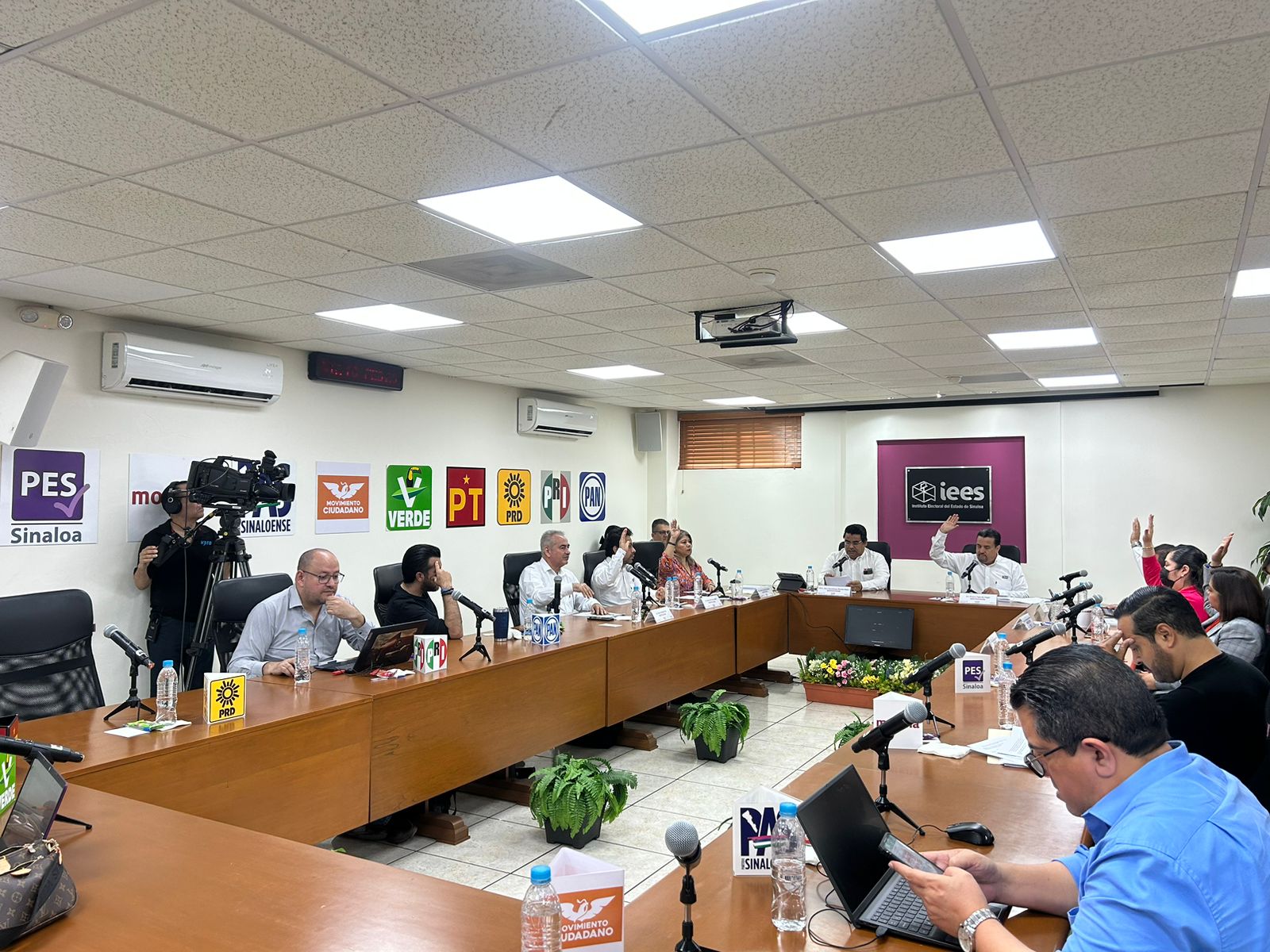 Persona reunidas en sesión