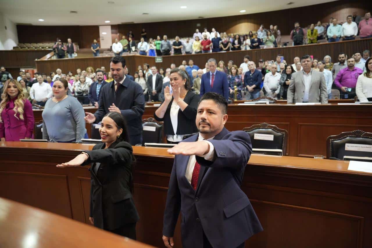 Nuevo diputados rindiendo protesta
