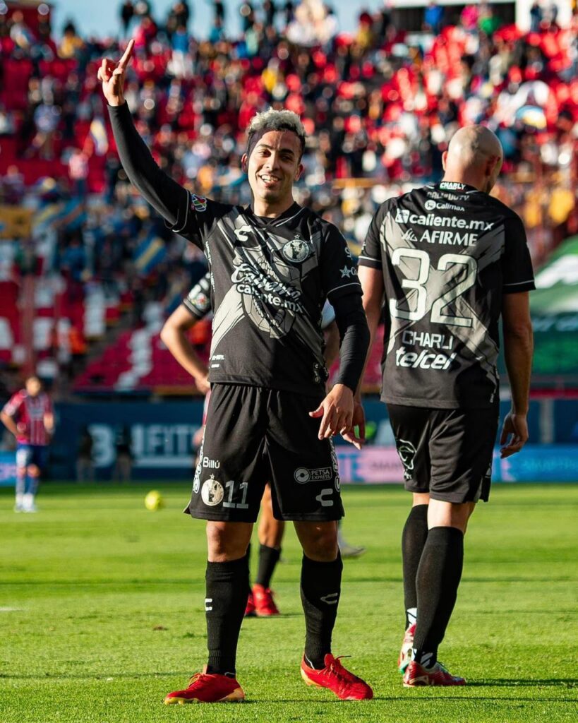 2 jugadores de futbol del equipo de Xolos de Tijuana en la cancha de futbol del Atlético de San Luis