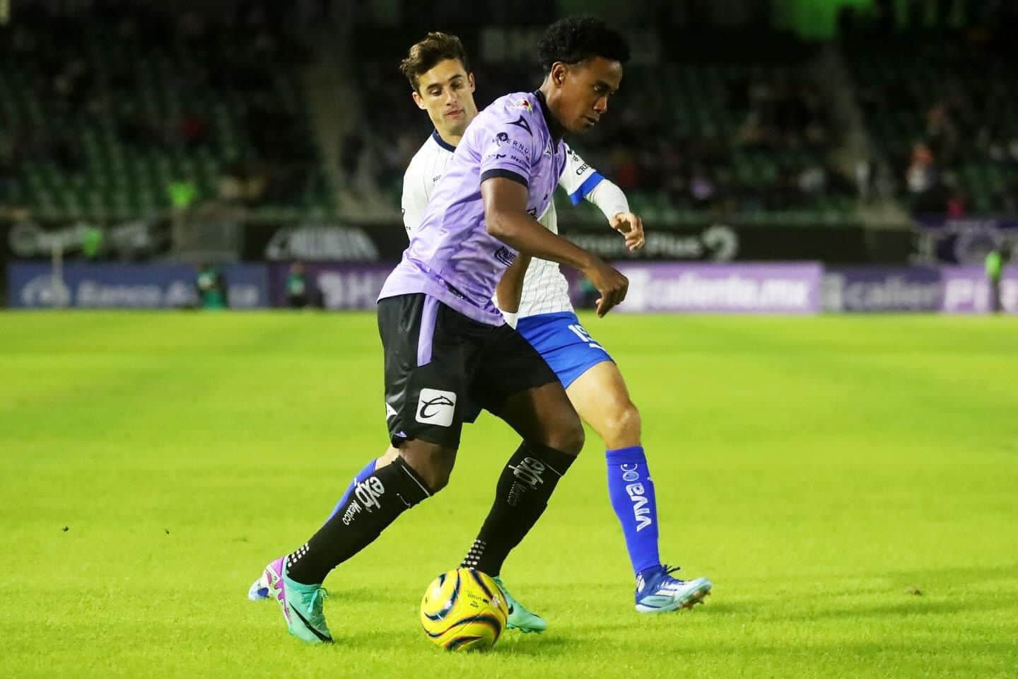 Yoel Bárcenas con uniforme de futbol en una cancha