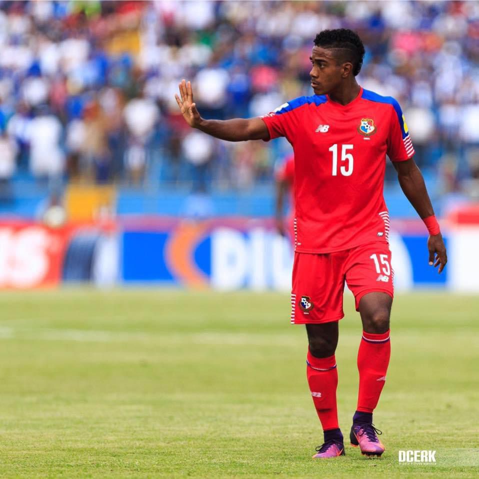 Yoel Bárcenas con uniforme de futbol en una cancha
