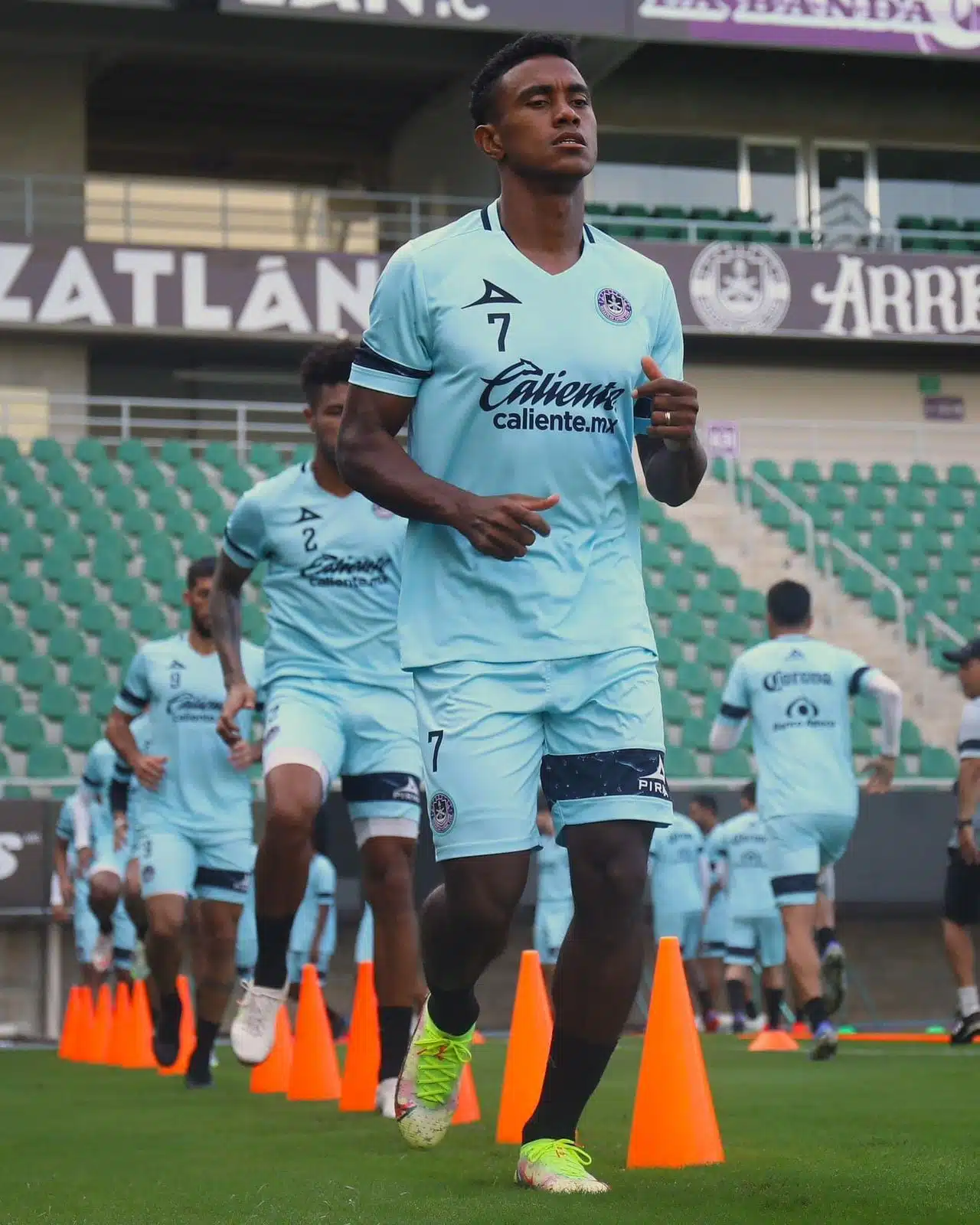 Yoel Bárcenas con uniforme de futbol en una cancha