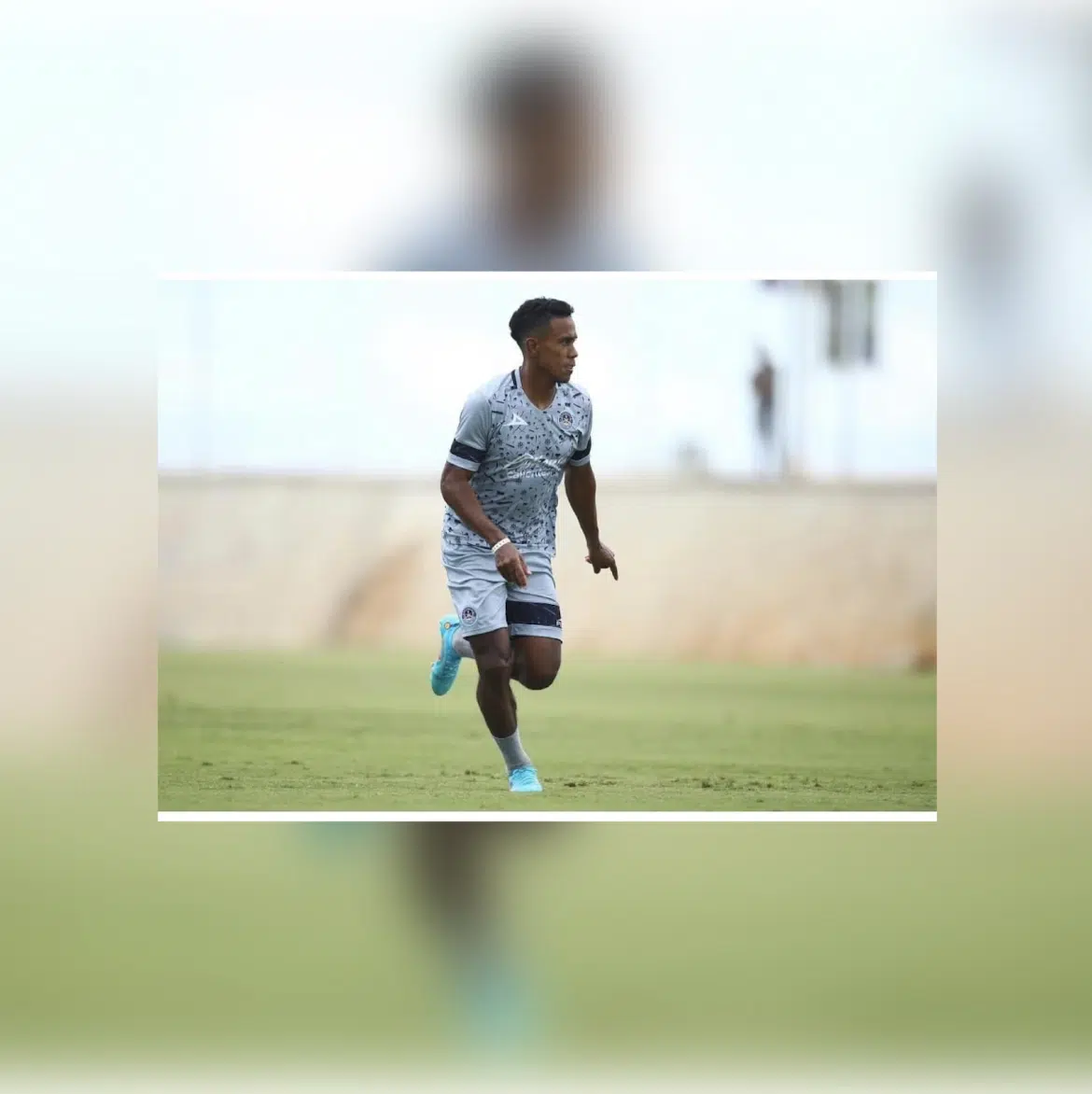 Yoel Bárcenas con uniforme de futbol en una cancha