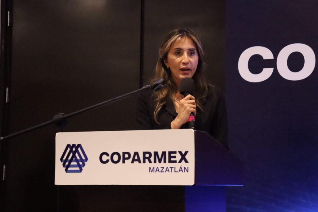 Yudith Estrada Osuna asumiendo la dirigencia de Coparmex en Mazatlán
