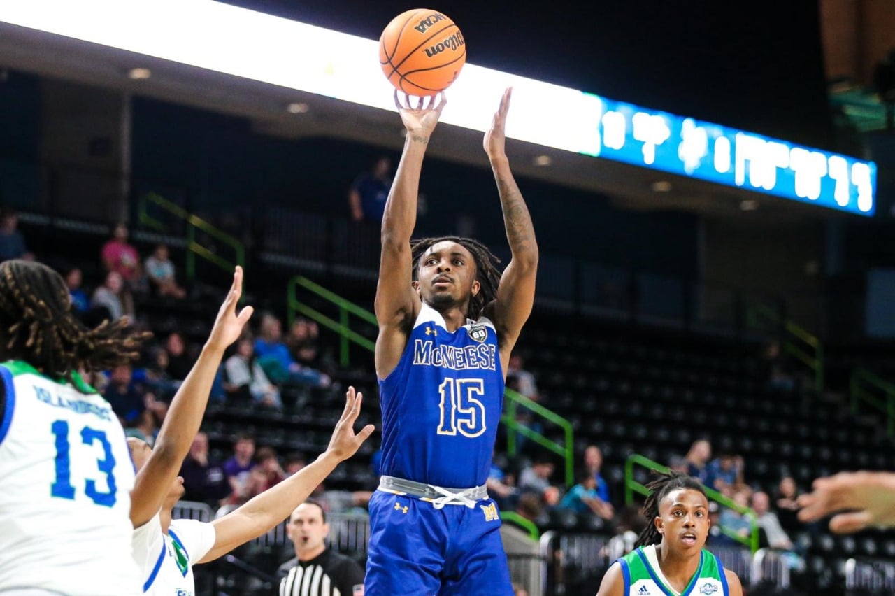 Zach Scott Jr. jugando con el equipo McNeese University State