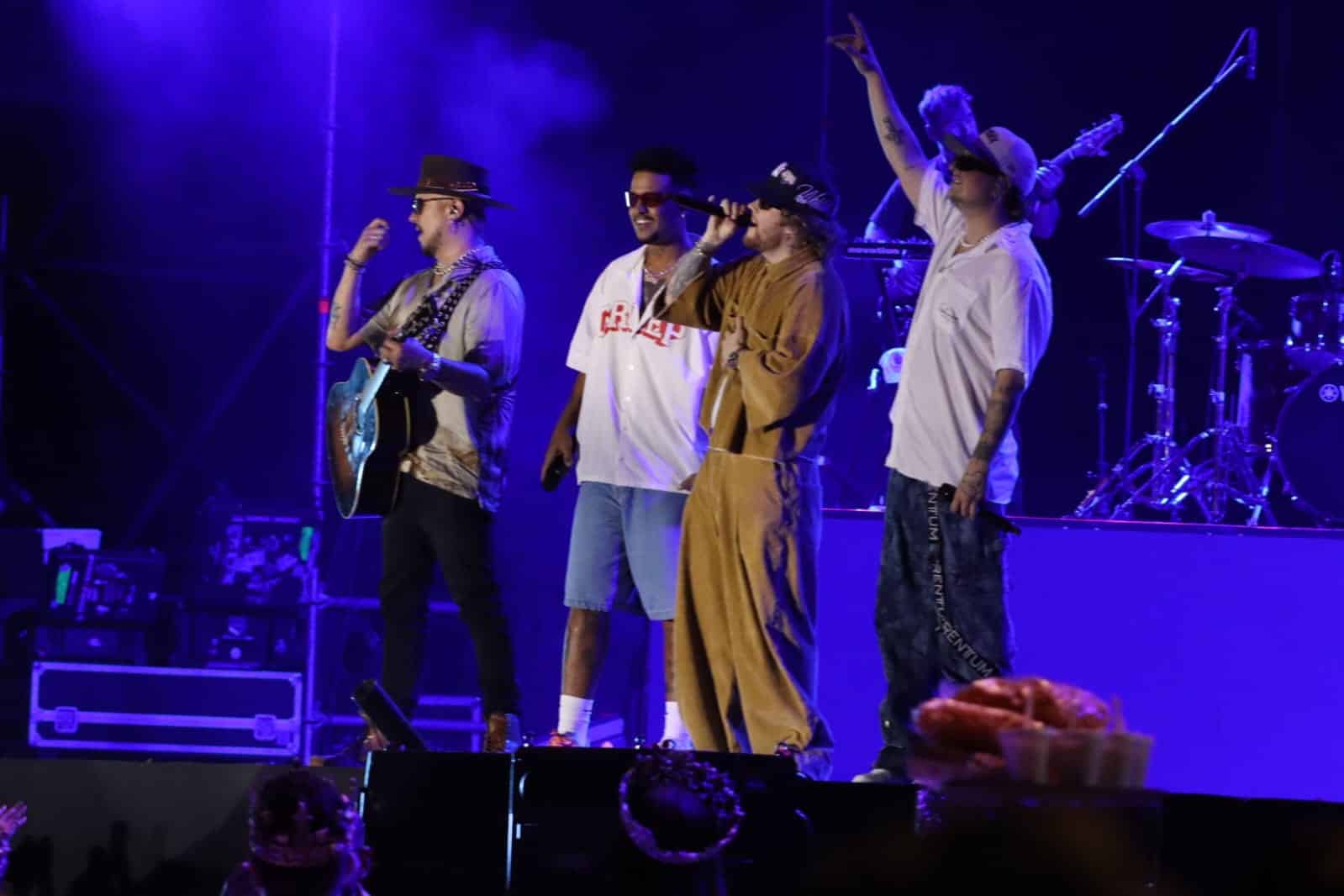 Piso 21 durante su concierto en Mazatlán, participando en la coronación de la Reina Infantil, María Paula I, del Carnaval de Mazatlán 2024