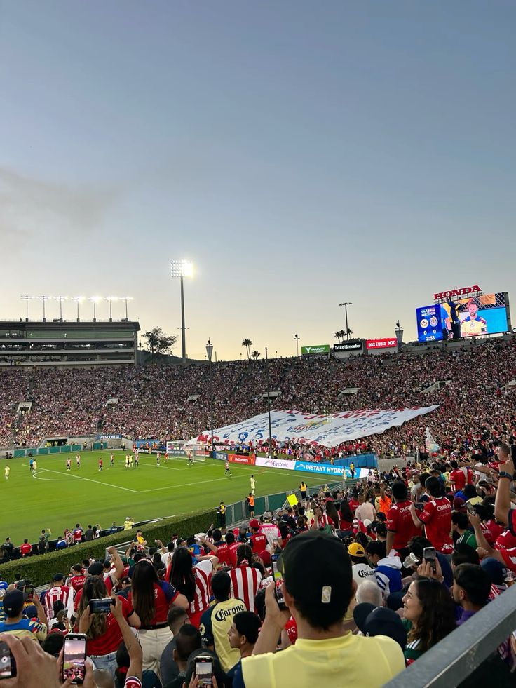 Afición futbolera en el estadio Akron