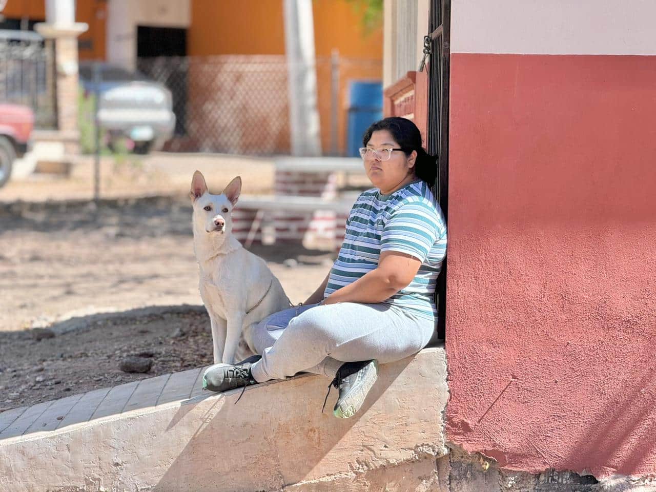 Joven junto a su mascota