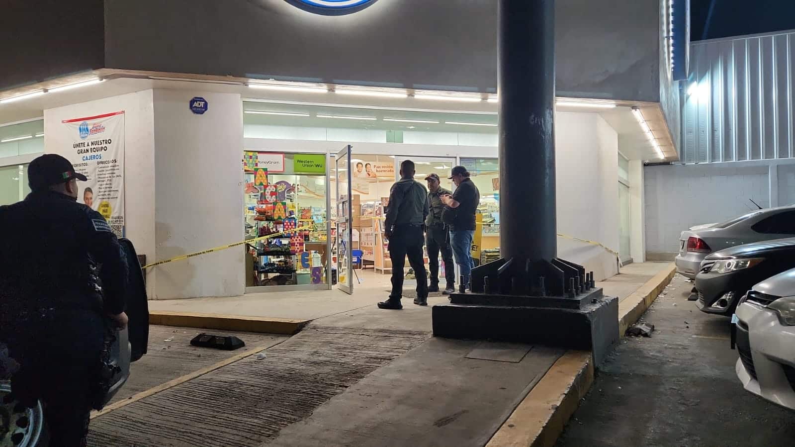 Zona acordonada en la farmacia donde se registró la agresión con un arma de fuego.
