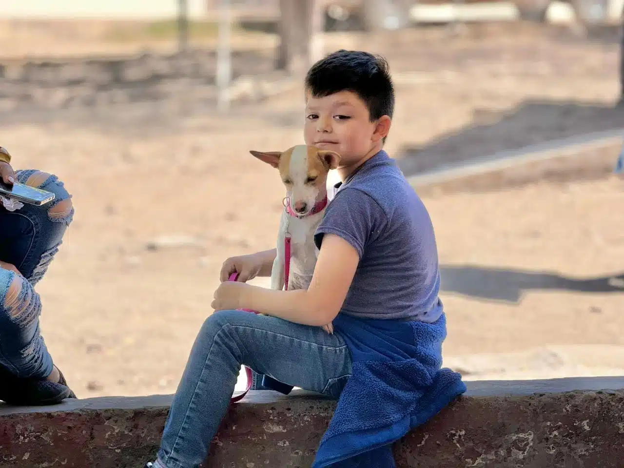 Niño junto a su mascota
