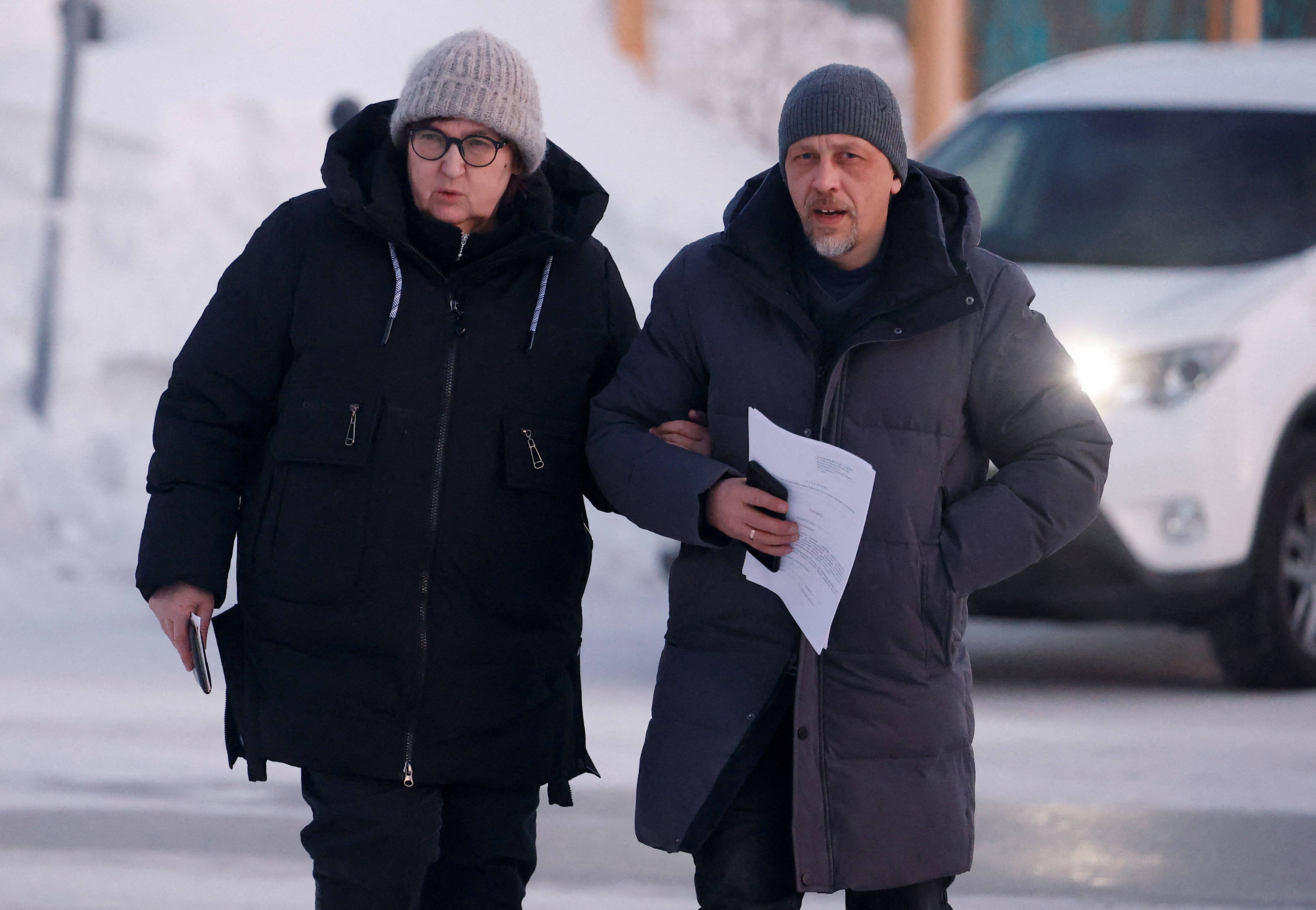 Lyudmila Navalnaya, madre del fallecido líder opositor ruso Alexei Navalny, y el abogado Vasily Dubkov