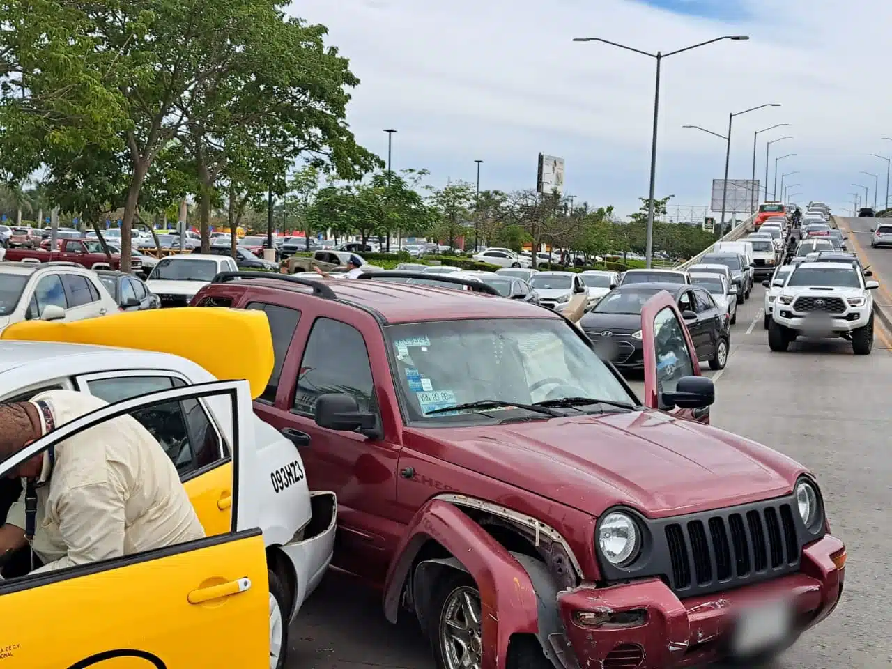 vehículos accidentados sobre el bulevar Rolando Arjona en el sector Tres Ríos de la ciudad de Culiacán.