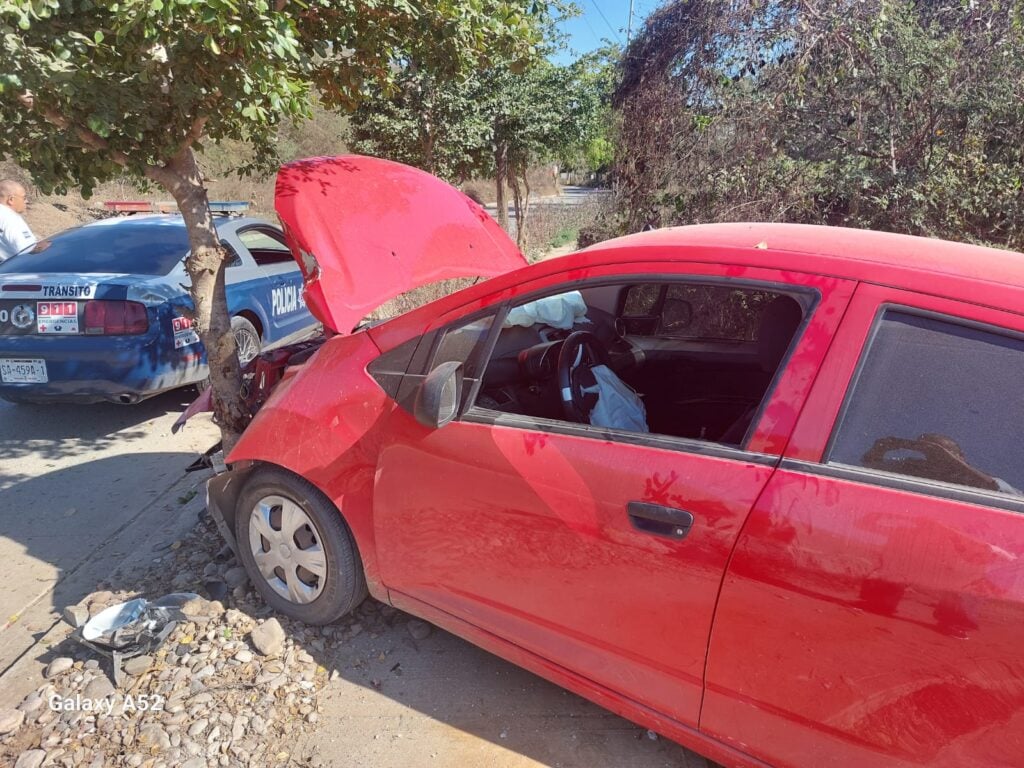 Automóvil Chevrolet Beat rojo