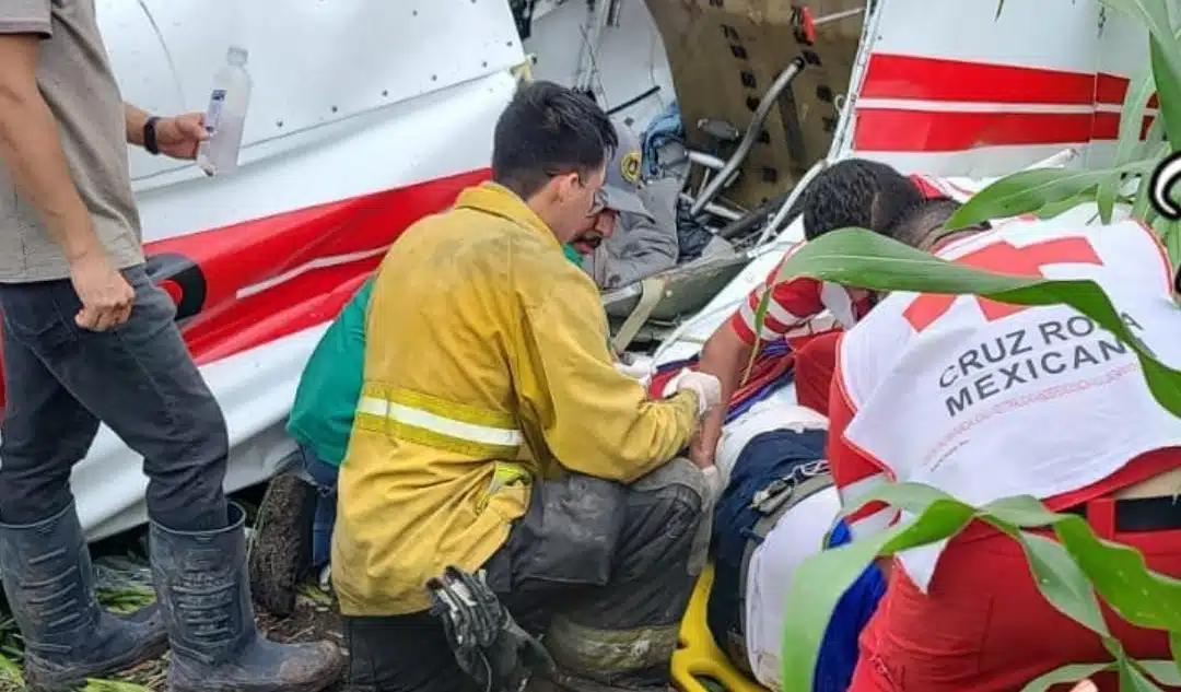 Paramédicos de Cruz Roja atendiendo a lesionado