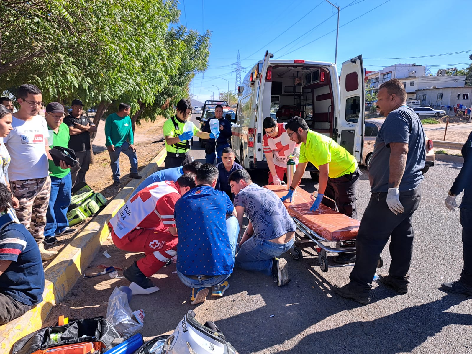 Paramédicos atendiendo a jóvenes lesionados