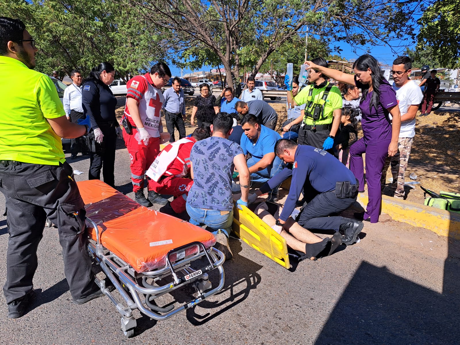 Paramédicos atendiendo a jóvenes lesionados