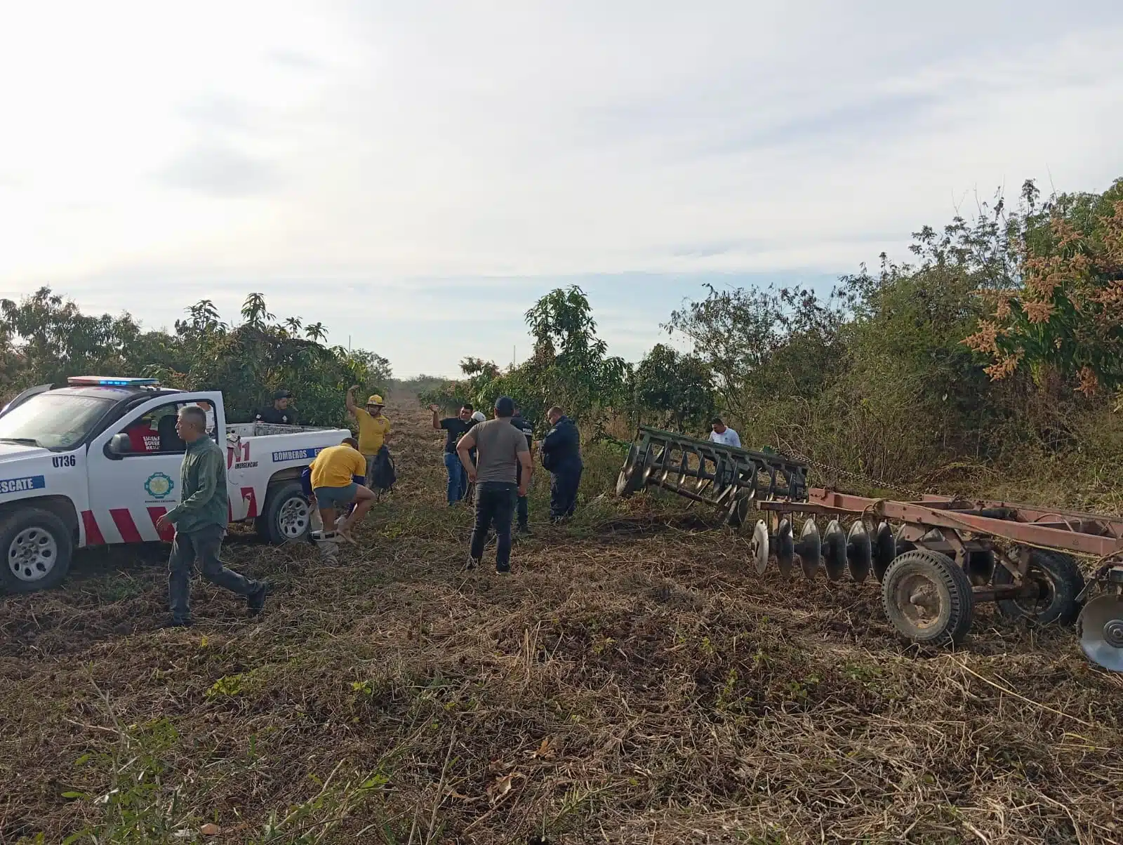 Protección Civil y Bomberos Voluntarios de Escuinapa en el lugar del accidente