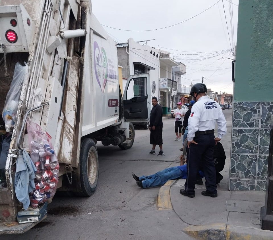 Agente de Tránsito con hombre lesionado