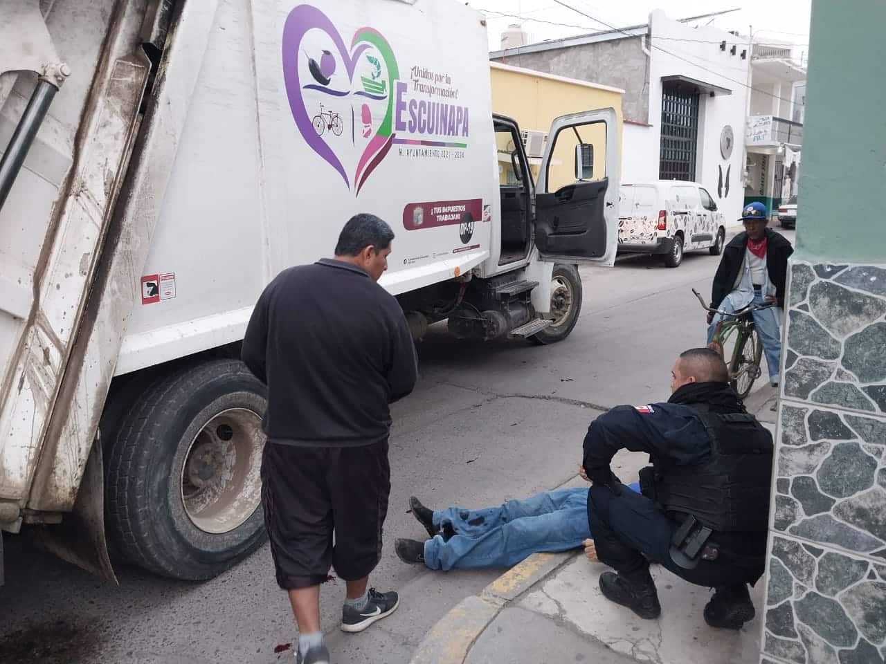 Agente de Tránsito con hombre lesionado