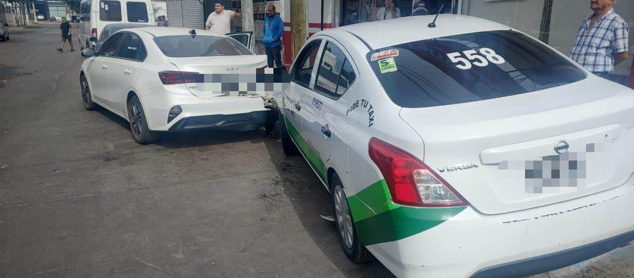Taxi en el que trabajaba hombre que perdió la vida en el callejón de la zona 30 en Los mochis.