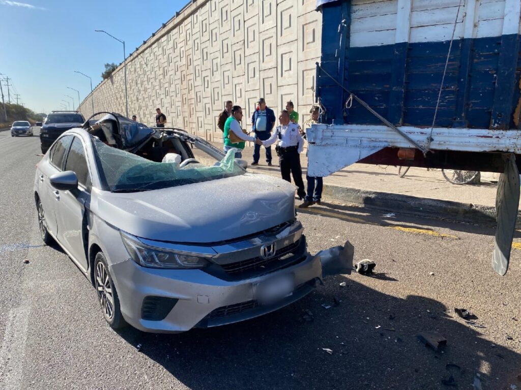 vehículo color gris accidentado por la México 15 a la altura de la UAdeO en Los Mochis.