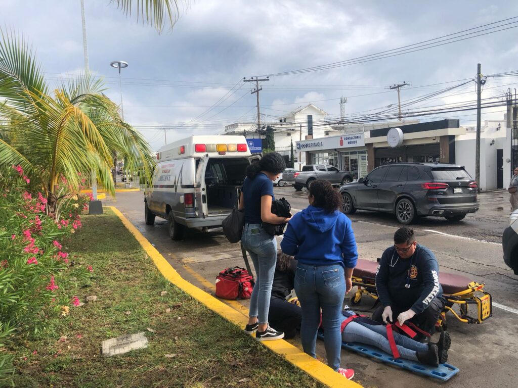 Bomberos Veteranos Mazatlán brindaron el apoyo a la joven que estaba inconsciente.