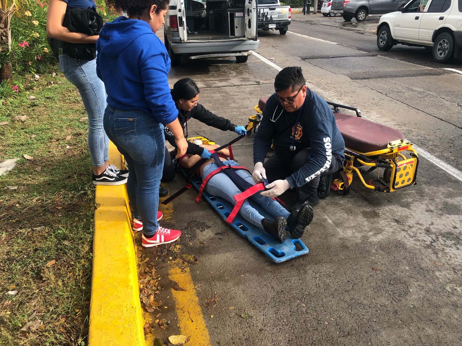 La joven viajaba en una motoneta y derrapó a causa del pavimento húmedo.