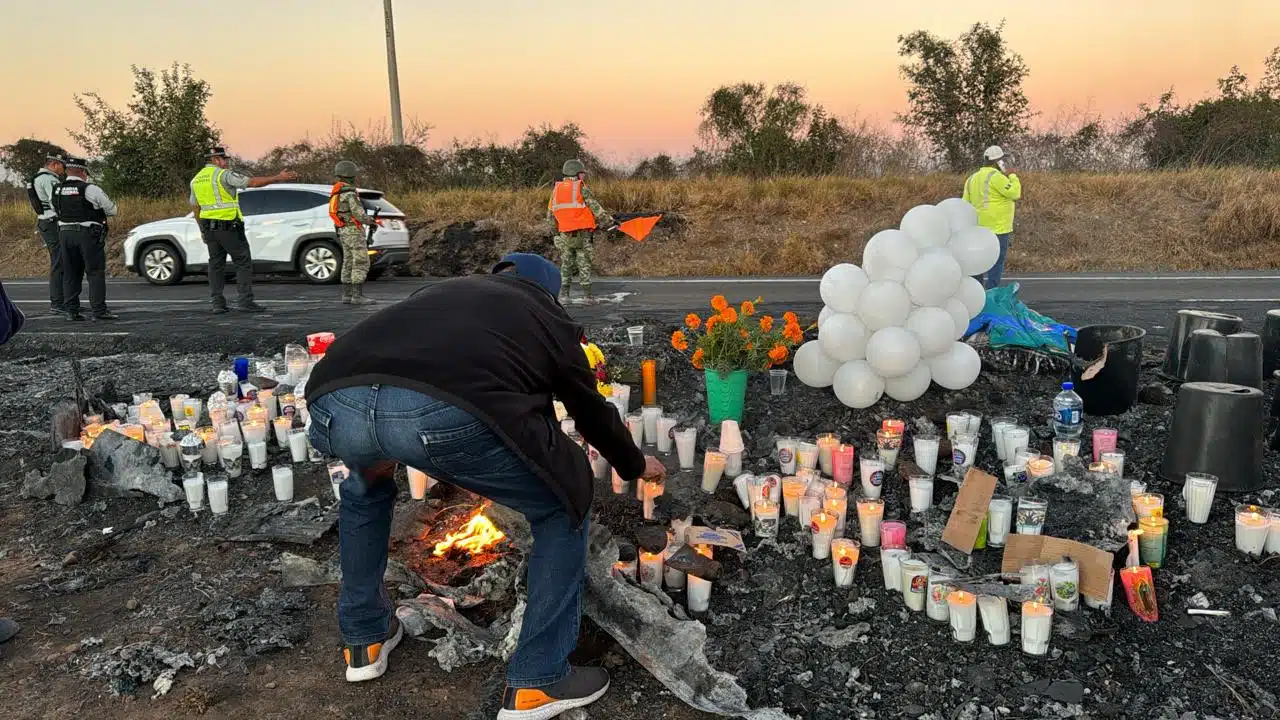 Personas, veladoras, globos y flores en el lugar donde personas perdieron la vidas tras el camionazo por la maxipista Mazatlán-Culiacán