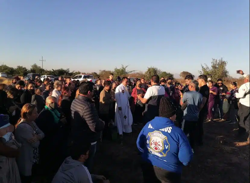 Personas, veladoras, globos y flores en el lugar donde personas perdieron la vidas tras el camionazo por la maxipista Mazatlán-Culiacán