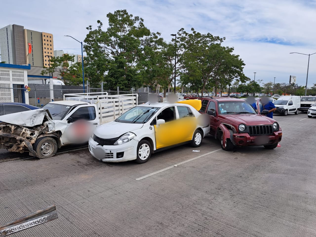 vehículos accidentados sobre el bulevar Rolando Arjona en el sector Tres Ríos de la ciudad de Culiacán