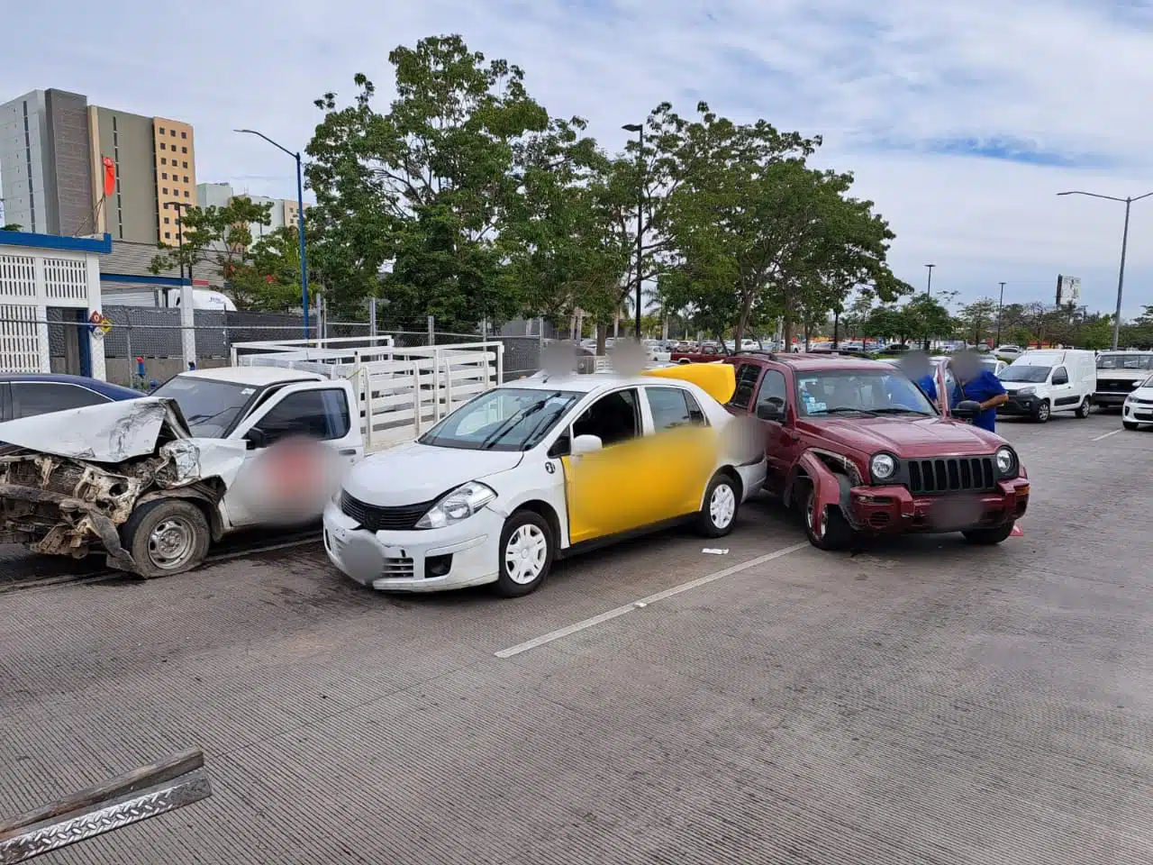 vehículos accidentados sobre el bulevar Rolando Arjona en el sector Tres Ríos de la ciudad de Culiacán