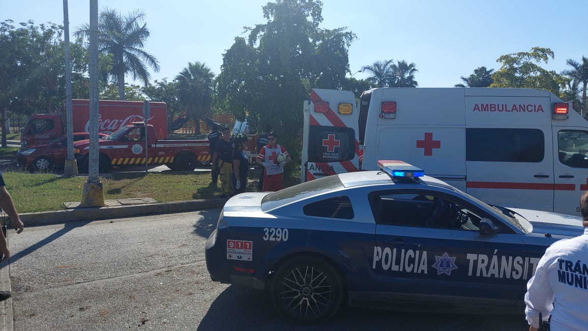 Elementos de transito y cruz roja mexicana en el lugar del accidente.