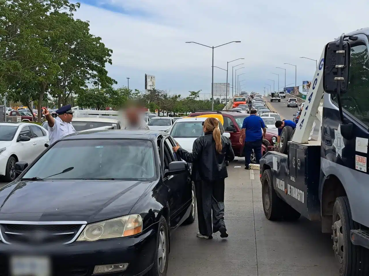 vehículos accidentados sobre el bulevar Rolando Arjona en el sector Tres Ríos de la ciudad de Culiacán.